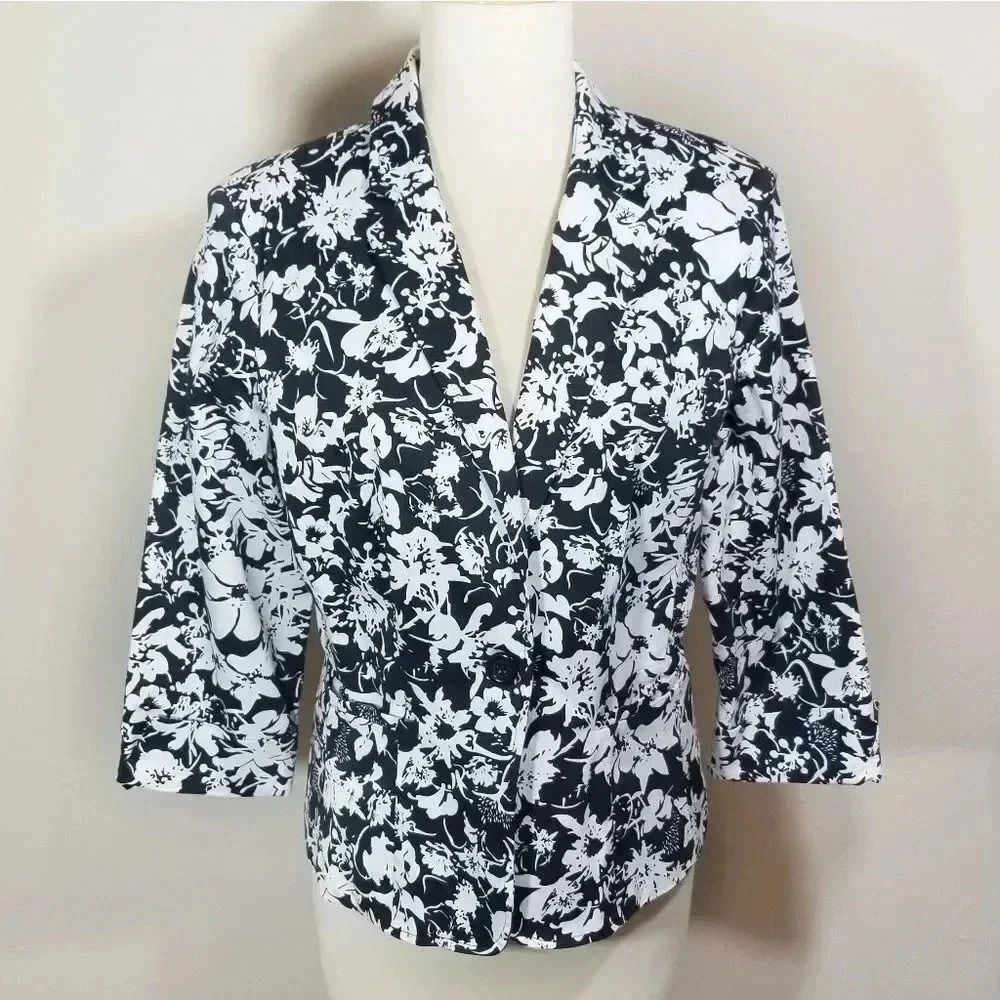 {Covington} Black & White Flower Blazer